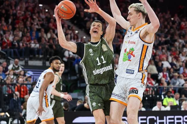 Vladimir Lucic FC Bayern Basketball, 11 with ball throwing with Philipp Hartwich Rostock Seawolves, 07 , GER, FC Bayern Muenchen vs Rostock Seawolves, Basketball, easycredit Basketball Bundesliga, BBL, 25 Matchday, Season 2024 2025, 22 03 2025, GER, FC Bayern Muenchen vs Rostock Seawolves, Basketball, easycredit Basketball Bundesliga, BBL, 25 Matchday, Season 2024 2025, 22 03 2025 Muenchen Copyright: xEibner-Pressefoto JennixMaulx EP_JML