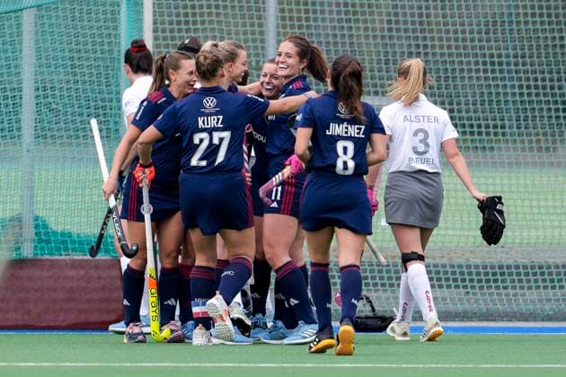 Players of Mannheimer HC MHC cheer about the goal to 1 0, cheer, goal celebration, celebrate the goal, goal, celebration, cheers about the goal, joy, joy, rejoices, optimistic, positive, game scene, highlight, action, 23 03 2025, Mannheim Germany , Hockey, 1 Bundesliga, Women, Mannheimer HC Der Club an der Alster xozx