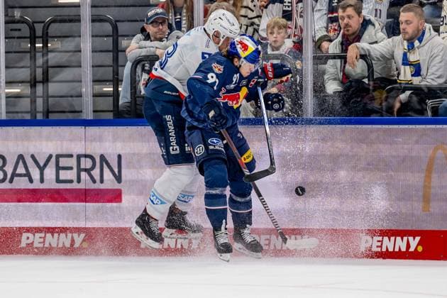 Battle for the puck duel between Markus Haennikaeinen Adler Mannheim, 33 and Filip Varejcka EHC Red Bull Muenchen, 91 GER, EHC Red Bull Muenchen vs Adler Mannheim, ice hockey, DEL, playoffs, quarterfinals game 4, 2024 2025 season, 23 03 2025 GER, EHC Red Bull Muenchen vs Adler Mannheim, ice hockey, DEL, playoffs, quarterfinals game 4, 2024 2025 season, 23 03 2025 Muenchen Copyright: xEibner-Pressefoto HeikexFeinerx EP_HFR