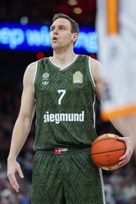 Johannes Voigtmann FC Bayern Basketball, 07 with ball before a free throw, GER, FC Bayern Muenchen vs Rostock Seawolves, Basketball, easycredit Basketball Bundesliga, BBL, 25 Matchday, Season 2024 2025, 22 03 2025, GER, FC Bayern Muenchen vs Rostock Seawolves, Basketball, easycredit Basketball Bundesliga, BBL, 25 Matchday, Season 2024 2025, 22 03 2025 Muenchen Copyright: xEibner-Pressefoto JennixMaulx EP_JML
