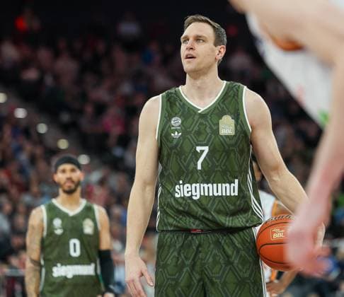 Johannes Voigtmann FC Bayern Basketball, 07 with ball before a free throw, GER, FC Bayern Muenchen vs Rostock Seawolves, Basketball, easycredit Basketball Bundesliga, BBL, 25 Matchday, Season 2024 2025, 22 03 2025, GER, FC Bayern Muenchen vs Rostock Seawolves, Basketball, easycredit Basketball Bundesliga, BBL, 25 Matchday, Season 2024 2025, 22 03 2025 Muenchen Copyright: xEibner-Pressefoto JennixMaulx EP_JML