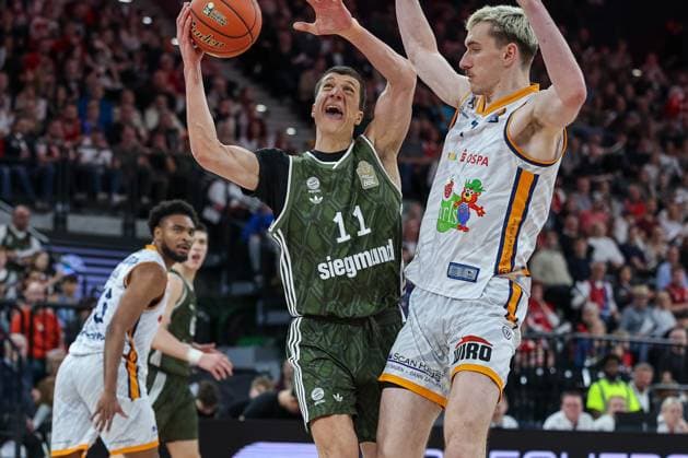Vladimir Lucic FC Bayern Basketball, 11 with ball in duel with Philipp Hartwich Rostock Seawolves, 07 , GER, FC Bayern Muenchen vs Rostock Seawolves, Basketball, easycredit Basketball Bundesliga, BBL, 25 Matchday, Season 2024 2025, 22 03 2025, GER, FC Bayern Muenchen vs Rostock Seawolves, Basketball, easycredit Basketball Bundesliga, BBL, 25 Matchday, Season 2024 2025, 22 03 2025 Muenchen Copyright: xEibner-Pressefoto JennixMaulx EP_JML