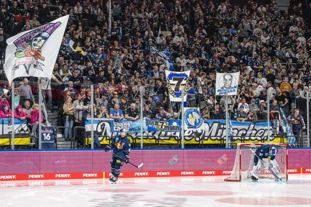 The Munich fans in the North Curve behind Patrick Hager EHC Red Bull Muenchen, 52 and Evan Fitzpatrick Goalkeeper, EHC Red Bull Muenchen, 31 GER, EHC Red Bull Muenchen vs Adler Mannheim, Ice Hockey, DEL, Playoffs, Quarterfinals Game 4, Season 2024 2025, 23 03 2025 GER, EHC Red Bull Muenchen vs Adler Mannheim, Ice Hockey, DEL, Playoffs, Quarterfinals Game 4, Season 2024 2025, 23 03 2025 Muenchen Copyright: xEibner-Pressefoto HeikexFeinerx EP_HFR