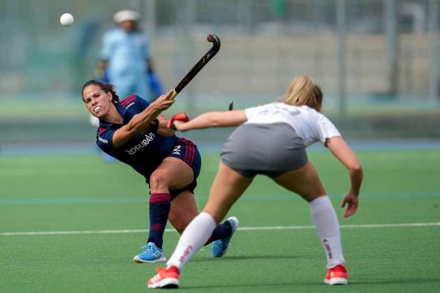 v li Lucina von der Heyde MHC, 2 , Carlotta Sippel DCadA, 29 , duel, duel, tackle, tackling, dynamics, action, action, 23 03 2025, Mannheim Germany , Hockey, 1 Bundesliga, Women, Mannheimer HC Der Club an der Alster xozx