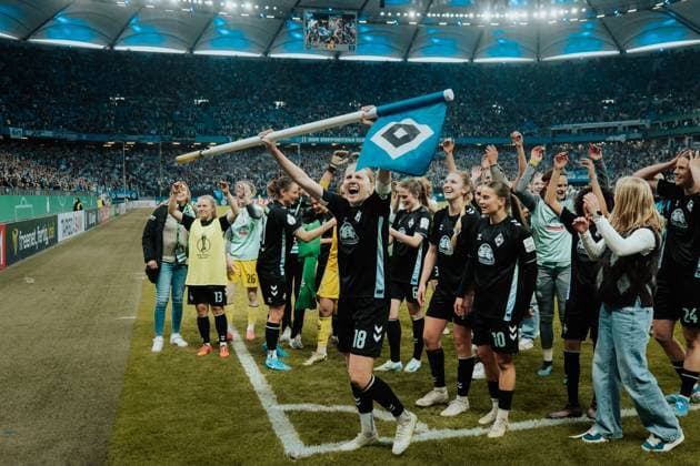 23 03 25, Women, Football, DFB Cup, Semi-final, Season 2024 2025, Hamburger SV Werder Bremen Lina Hausicke 18 from Werder Bremen celebrates with the team about the victory in the semi-final, HSV corner flag in hand In the background Livia Peng 1, Kaylie Ronan 4 and Tuana Mahmoud 10, among others