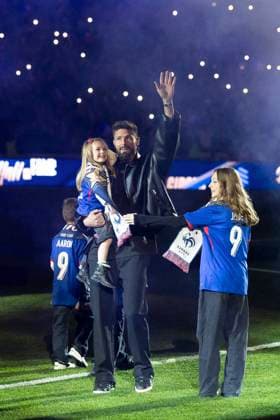 Bilder des Jahres 2025, Sport 03 März Sport Themen der Woche KW12 SPORT Bilder des Tages Olivier Giroud reçoit un hommage au Stade de France avant le match France - Croatie Olivier Giroud, entouré de ses enfants Aria, Aaron, Evan et Jade, reçoit un hommage au Stade de France avant le Quart de finale de la Ligue des Nations de l UEFA 2025 France - Croatie (2-0 tab 5-4) au Stade de France à Saint-Denis, le 23 mars 2025. Cyril Moreau Bestimage Olivier Giroud, surrounded by his children Aria, Aaron, Evan and Jade, receives a tribute at the Stade de France before the 2025 UEFA Nations League Quarter-final France - Croatia (2-0 5-4 on penalty shootout) at the Stade de France in Saint-Denis, on March 23, 2025. Saint-Denis France Copyright: xCYRILxMOREAUx xBESTIMAGExCYRILxMOREAUx xBESTIMAGEx