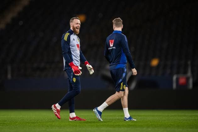 250324 Goalkeeper Viktor Johansson and goalkeeper coach Maths Elfvendal of the Swedish men s national football team during a training session on March 24, 2025 in Stockholm Photo Johanna Säll BILDBYRAN kod JL JL0511 fotboll football soccer fotball landskamp träning practice training sverige sweden sverige a bbeng  Copyright: JOHANNAxSÄLL BB250324BB051