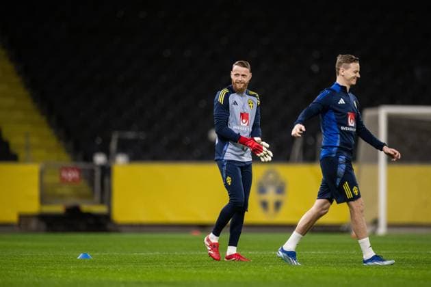 250324 Goalkeeper Viktor Johansson and goalkeeper coach Maths Elfvendal of the Swedish men s national football team during a training session on March 24, 2025 in Stockholm Photo Johanna Säll BILDBYRAN kod JL JL0511 fotboll football soccer fotball landskamp träning practice training sverige sweden sverige a bbeng  Copyright: JOHANNAxSÄLL BB250324BB053