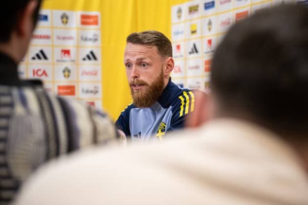 250324 Goalkeeper Viktor Johansson of the Swedish men s national football team in the mixed zone after a training session on March 24, 2025 in Stockholm Photo Johanna Säll BILDBYRAN kod JL JL0513 fotboll football soccer fotball landskamp presskonferens press conference sverige sweden sverige a bbeng Copyright: JOHANNAxSÄLL BB250324BB147
