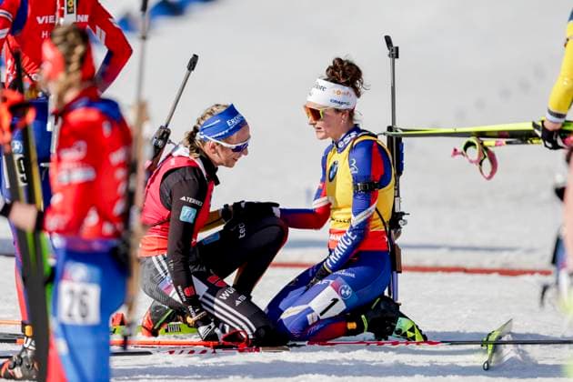 Biathlon World Cup in Holmenkollen 2025 Oslo 20250323 Winner Franziska Preu? from Germany gives third place winner Lou Jeanmonnot from France a hug after the women s mass start 12 5 km biathlon in the World Cup in Holmenkollen on Sunday Photo Thomas Andersen NTB Oslo Norway EDITORIAL USE ONLY RESTRICTED USE FOR BETTING COMPANIES  Copyright: xThomasxAndersenx xNTBx