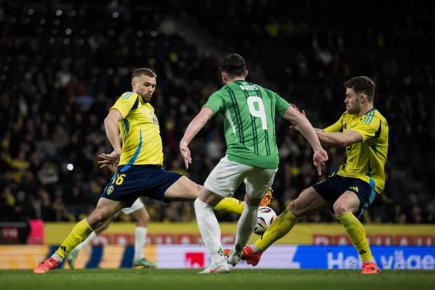 250325 Jesper Karlström and Gabriel Gudmundsson of Sweden and Lee Bonis of Northern Ireland during the international friendly football match between Sweden and Northern Ireland on March 25, 2025 in Stockholm Photo Joel Marklund BILDBYRAN kod JM JM0666 bbeng fotboll football soccer fotball träningslandskamp international friendly sverige sweden sverige a northern ireland nordirland bbauto Copyright: JOELxMARKLUND BB250325JM079