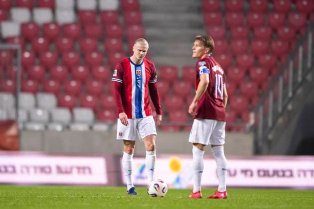 250325 Erling Braut Haaland and Martin odegaard of Norway look dejected after 1 1 during the FIFA World Cup Qualifier football match between Israel and Norway on March 25, 2025 in Debrecen Photo Vegard Grott BILDBYRAN kod VG VG0737 bbeng fotball football soccer fotboll fifa world cup qualifiers european qualifiers 2026 uefa world cup qualifiers vm kvalifisering vm kvalik vm kval norge norway israel depp Copyright: VEGARDxGRoTT BB250325VG087