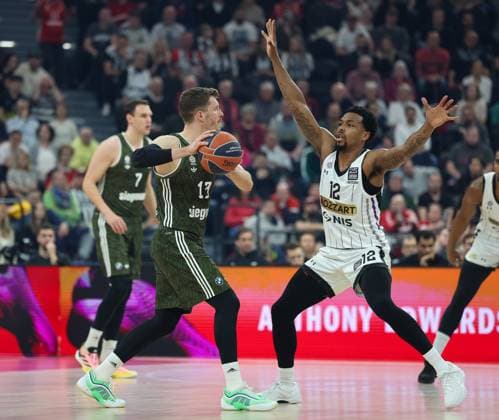 Andreas Obst FC Bayern Basketball, 13 with ball with Sterling Brown Partizan Belgrade, 12 , GER, FC Bayern Muenchen vs Partizan Belgrade, Basketball, Turkish Airlines Euroleague, Matchday 32, Season 2024 2025, 27 03 2025, GER, FC Bayern Muenchen vs Partizan Belgrade, Basketball, Turkish Airlines Euroleague, Matchday 32, Season 2024 2025, 27 03 2025 Muenchen Copyright: xEibner-Pressefoto JennixMaulx EP_JML