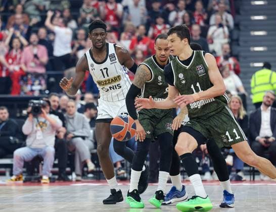 Vladimir Lucic FC Bayern Basketball, 11 with ball with Shabazz Napier FC Bayern Basketball, 08 and Isaac Bonga Partizan Belgrade, 17 , GER, FC Bayern Muenchen vs Partizan Belgrade, Basketball, Turkish Airlines Euroleague, Matchday 32, Season 2024 2025, 27 03 2025, GER, FC Bayern Muenchen vs Partizan Belgrade, Basketball, Turkish Airlines Euroleague, Matchday 32, Season 2024 2025, 27 03 2025 Muenchen Copyright: xEibner-Pressefoto JennixMaulx EP_JML