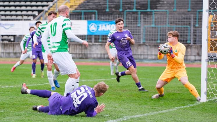 Silas Joel Prüfrock 1, SpVgg Greuther Fürth II , Daniel Adlung 10, SpVgg Greuther Fürth II and Jonas Greppmeir 20, TSV Schwaben Augsburg in the background Mark Radoki 19, TSV Schwaben Augsburg during the match TSV Schwaben Augsburg v SpVgg Greuther Fürth II, Soccer, Men, Regionalliga Bayern, 2024 2025, Match day 27 on 29 03 2025 in Augsburg, Rosenaustadion Bayern Germany