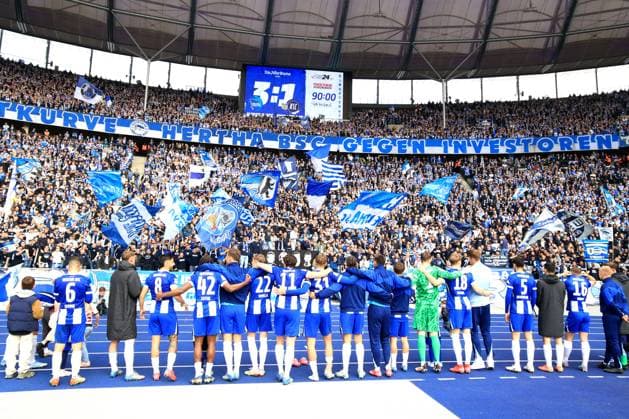 DEU, DFL, 2 FBL, Hertha BSC vs Karlsruher SC, 29 03 2025, Berliner Olympiastadion, Berlin, DEU, DFL, 2 FBL, Hertha BSC vs Karlsruher SC, im Bild Hertha Spielerkreis, Hertha BSC Fans DFL regulations prohibit any use of Photographs as image sequences and or quasi video Foto Juergen Engler nordphoto GmbH nordphotoxGmbHx xEngler nph00076