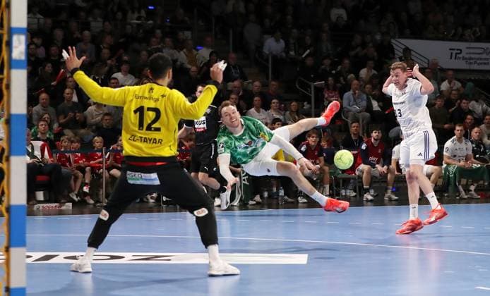 Mathias Gidsel scores a goal against goalkeeper Mohamed Moustafa El Tayar, Moritz Sauter duel Game scene Action Sport Handball HBL Bundesliga Men 24 Matchday Season 2024 2025 30 03 2025 Füchse Berlin vs HSV Hamburg