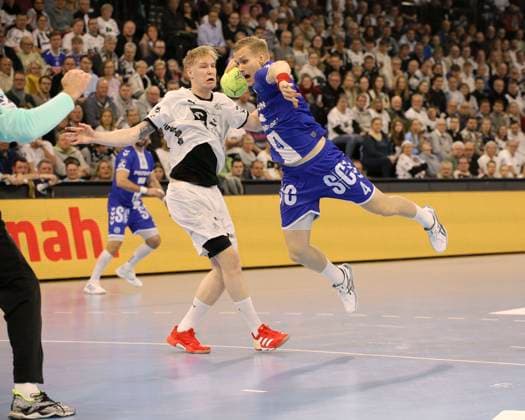 Photo Ellidi Snaer Vidarsson Gummersbach throws against Eric Johansson Kiel Handball Herren 1 Bundesliga Pokalspiel am Thu 19 12 2024 THW Kiel VfL Gummersbach DHB Pokal , Viertelfinale