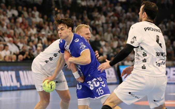 Photo Goal throw from Miro Schluroff Gummersbach against Patrick Wiencek Kiel and Domagoj Duvnjak right Handball Men 1 Bundesliga Cup match on Thu 19 12 2024 THW Kiel VfL Gummersbach DHB Pokal , Quarterfinal