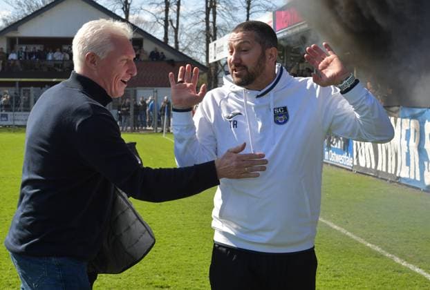 29 03 2025, GER, Soccer, Regionalliga West, Season 2024 2025, Matchday 27, Jahnstadion, Rheda Wiedenbrück SC Wiedenbrück FC Gütersloh 0 3 Rob Reekers Sporting Director FC Gütersloh, left with Sascha Mölders Coach SC Wiedenbrück , action, single picture, cross, facial expression, gesture, coach, coach