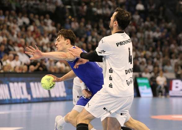 Photo Goal throw from Miro Schluroff Gummersbach against Patrick Wiencek Kiel and Domagoj Duvnjak right Handball Men 1 Bundesliga Cup match on Thu 19 12 2024 THW Kiel VfL Gummersbach DHB Pokal , Quarterfinal