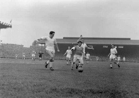Arsenal v Manchester United, ManU Football League Division One (L-R) Manchester United s Shay Brennan races across to clear from Arsenal s Joe Haverty, Credit:Photoshot Avalon  Copyright: xPhotoshotx xAvalonx 0559911959