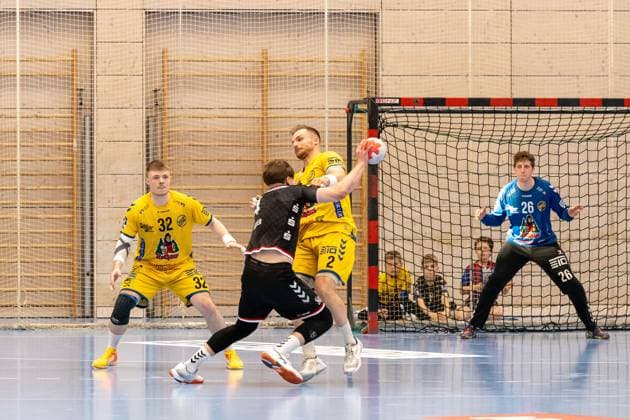 duel, duel, fight, tackle, duel, duel, fight, tackle Felix Goettler TuSEM Essen, 04 against Michel Stotz HSG Konstanz, 02 and Jonas Hadlich HSG Konstanz, 32 GER, GER, HSG Konstanz against TuSEM Essen, Handball 2 Bundesliga, 26 Matchday, Season 2024 2025, 04 04 25 GER, GER, HSG Konstanz against TuSEM Essen, Handball 2 Bundesliga, 26 Matchday, Season 2024 2025, 04 04 25 Konstanz Copyright: xEibner-Pressefoto KirstenxThiemax