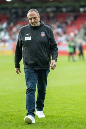 Frank Schmidt FC Heidenheim, Head Coach , is disappointed, dissatisfied, GER, 1 FC Heidenheim vs Bayer 04 Leverkusen, Football, Bundesliga, Matchday 28, Season 2024 2025, 05 04 2025, DFL DFB REGULATES PROHIBIT ANY USE OF PHOTOGRAPHS AS IMAGE SEQUENCES AND OR QUASI VIDEO, Eibner Pressefoto Sascha Walther GER, 1 FC Heidenheim vs Bayer 04 Leverkusen, Football, Bundesliga, Matchday 28, Season 2024 2025, 05 04 2025 Heidenheim Copyright: xEibner-Pressefotox EP_EER