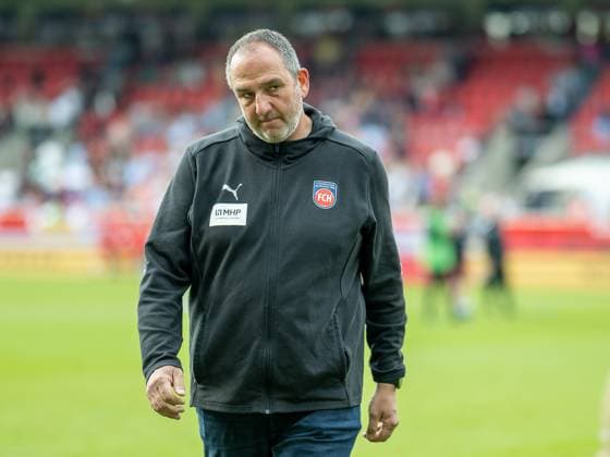 Frank Schmidt FC Heidenheim, Head Coach , is disappointed, dissatisfied, GER, 1 FC Heidenheim vs Bayer 04 Leverkusen, Football, Bundesliga, Matchday 28, Season 2024 2025, 05 04 2025, DFL DFB REGULATES PROHIBIT ANY USE OF PHOTOGRAPHS AS IMAGE SEQUENCES AND OR QUASI VIDEO, Eibner Pressefoto Sascha Walther GER, 1 FC Heidenheim vs Bayer 04 Leverkusen, Football, Bundesliga, Matchday 28, Season 2024 2025, 05 04 2025 Heidenheim Copyright: xEibner-Pressefotox EP_EER