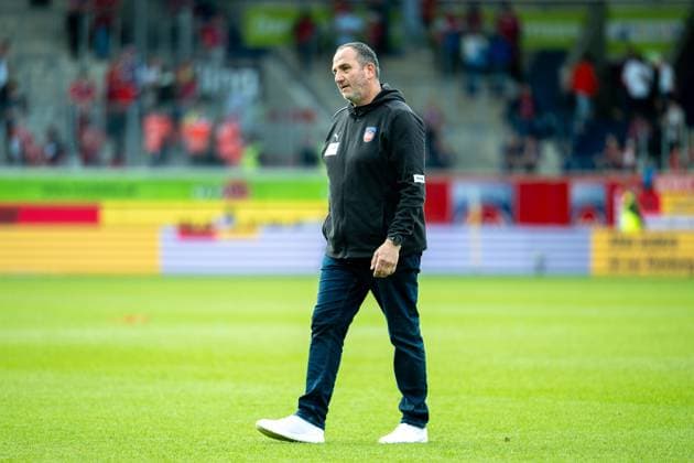 Frank Schmidt FC Heidenheim, Head Coach , is disappointed, dissatisfied, GER, 1 FC Heidenheim vs Bayer 04 Leverkusen, Football, Bundesliga, Matchday 28, Season 2024 2025, 05 04 2025, DFL DFB REGULATES PROHIBIT ANY USE OF PHOTOGRAPHS AS IMAGE SEQUENCES AND OR QUASI VIDEO, Eibner Pressefoto Sascha Walther GER, 1 FC Heidenheim vs Bayer 04 Leverkusen, Football, Bundesliga, Matchday 28, Season 2024 2025, 05 04 2025 Heidenheim Copyright: xEibner-Pressefotox EP_EER