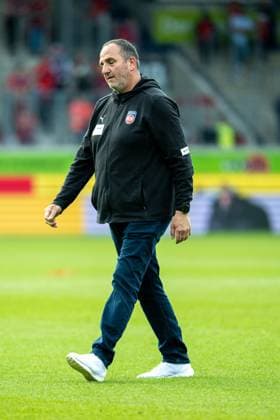 Frank Schmidt FC Heidenheim, Head Coach , is disappointed, dissatisfied, GER, 1 FC Heidenheim vs Bayer 04 Leverkusen, Football, Bundesliga, Matchday 28, Season 2024 2025, 05 04 2025, DFL DFB REGULATES PROHIBIT ANY USE OF PHOTOGRAPHS AS IMAGE SEQUENCES AND OR QUASI VIDEO, Eibner Pressefoto Sascha Walther GER, 1 FC Heidenheim vs Bayer 04 Leverkusen, Football, Bundesliga, Matchday 28, Season 2024 2025, 05 04 2025 Heidenheim Copyright: xEibner-Pressefotox EP_EER