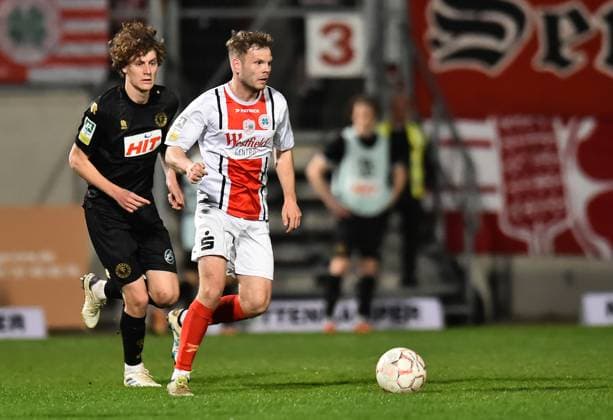 Soccer Men Regionalliga West Season 2024 2025 28 Matchday Red White Oberhausen Fortuna Cologne on 04 04 2025 at Stadion Niederrhein in Oberhausen Luca Vincent Schlax Red White Oberhausen , front Seymour Fünger Fortuna Cologne , back North Rhine Westphalia Germany