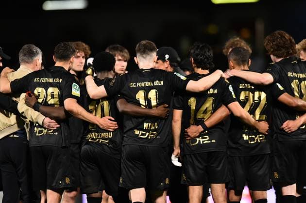 Soccer Mens Regionalliga West Season 2024 2025 28 Matchday Red White Oberhausen Fortuna Cologne on 04 04 2025 at Stadion Niederrhein in Oberhausen The Cologne players form a team circle after the match North Rhine-Westphalia Germany