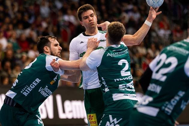 Renars USCINS TSV Hannover Burgdorf, 10 in a duel against Josip SARAC FRISCH AUF Goeppingen, 13 and Oskar NEUDECK FRISCH AUF Goeppingen, 02 TSV Hannover Burgdorf HAN vs FRISCH AUF Goeppingen FAG , Handball, Men, Daikin Handball Bundesliga HBL , 25 Matchday, Season 2024 2025, 06 04 2025 TSV Hannover Burgdorf HAN vs FRISCH AUF Goeppingen FAG , Handball, Men, Daikin Handball Bundesliga HBL , 25 Matchday, Season 2024 2025, 06 04 2025 Hannover Copyright: xEibnerxPressefoto OliverxSchmidtx EP_OST