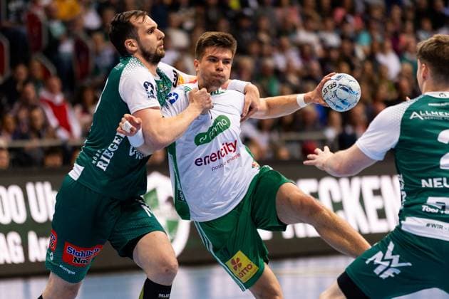 Renars USCINS TSV Hannover Burgdorf, 10 in a duel against Josip SARAC FRISCH AUF Goeppingen, 13 and Oskar NEUDECK FRISCH AUF Goeppingen, 02 TSV Hannover Burgdorf HAN vs FRISCH AUF Goeppingen FAG , Handball, Men, Daikin Handball Bundesliga HBL , 25 Matchday, Season 2024 2025, 06 04 2025 TSV Hannover Burgdorf HAN vs FRISCH AUF Goeppingen FAG , Handball, Men, Daikin Handball Bundesliga HBL , 25 Matchday, Season 2024 2025, 06 04 2025 Hannover Copyright: xEibnerxPressefoto OliverxSchmidtx EP_OST