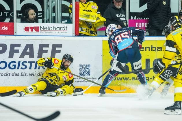 Battle for the puck duel between Lucas Lessio Krefeld Pinguine, 6 and Luca Hauf Towerstars Ravensburg, 85 n, GER, Ravensburg Towerstars vs Krefeld Pinguine, Ice field hockey, DEL2, Season 2024 2025, Playoff semi-final game 4, 06 04 25 GER, Ravensburg Towerstars vs Krefeld Pinguine, Ice field hockey, DEL2, Season 2024 2025, Playoff semi-final game 4, 06 04 25 Ravenburg Copyright: xEibner-Pressefoto MaximilianxRisx EP_MRT