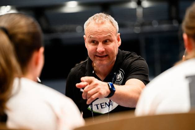 Hamburg Handball Women U19 Laenderspiel Germany Denmark Coach Christopher Nordmeyer Germany in time-out Hamburg Sporthalle Germany