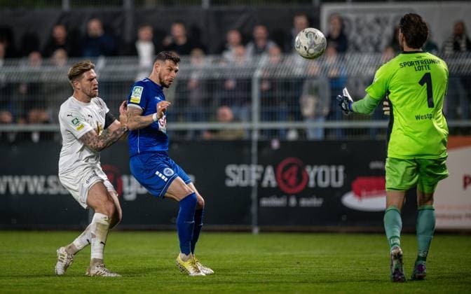 Soccer, Season 2024 2025, Regionalliga West, 11 04 2025, Matchday 29, Men, 1 FC Bocholt white vs VfL Sportfreunde Lotte blue v l Jan Holldack 1 FC Bocholt , Andreas Wiegel VfL Sportfreunde Lotte , Steffen Westphal Goalkeeper VfL Sportfreunde Lotte , Bocholt Stadion am Huenting Nordrhein Westfalen Germany 250411_fb_1fc-bocholt_sf-lotte_39829