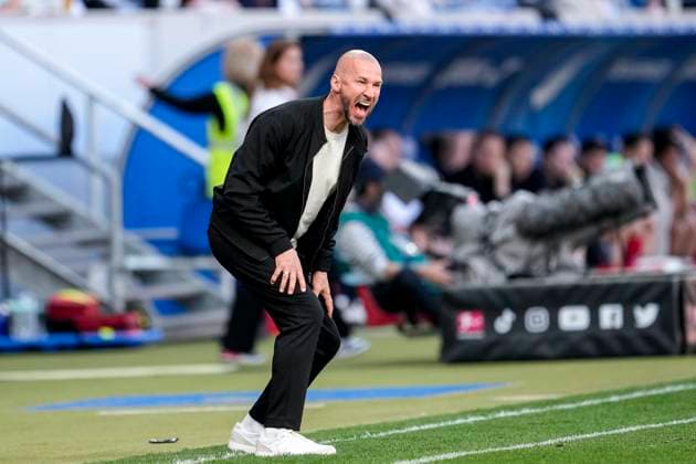Christian Ilzer Coach, Head Coach, Hoffenheim , cropped image, full body, single image, single photo, action, action, is angry, shouts, screams, screaming, 12 04 2025, Sinsheim Germany , Football, Bundesliga, TSG 1899 Hoffenheim 1 FSV Mainz 05, DFB DFL REGULATIONS PROHIBIT ANY USE OF PHOTOGRAPHS AS IMAGE SEQUENCES AND OR QUASI VIDEO xozx