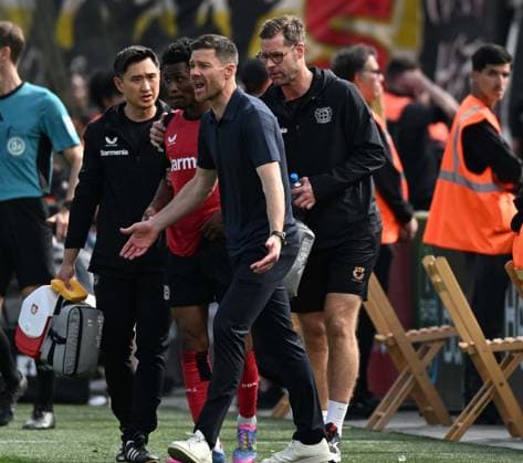 12 04 2025, xophax, Soccer 1 Bundesliga, Bayer 04 Leverkusen 1 FC Union Berlin v l Coach Alonso after the injury of Nathan Tella , center DFL DFB REGULATIONS PROHIBIT ANY USE OF PHOTOGRAPHS as IMAGE SEQUENCES and or QUASI VIDEO Leverkusen