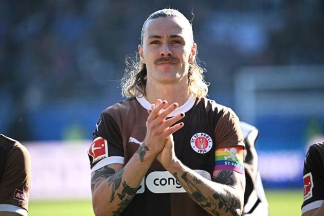 12 04 2025, Soccer, Men, 1 BL, Season 2024 2025, Holstein Kiel FC St Pauli, Matchday 29 Captain Jackson Irvine is happy about the victory Kiel Holstein Stadion Schleswig Holstein Germany