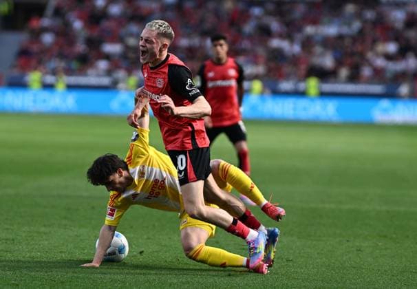 12 04 2025, xophax, Soccer 1 Bundesliga, Bayer 04 Leverkusen 1 FC Union Berlin v l Florian Wirtz Bayer 04 is fouled by David Preu , left Union Berlin DFL DFB REGULATIONS PROHIBIT ANY USE OF PHOTOGRAPHS as IMAGE SEQUENCES and or QUASI VIDEO Leverkusen