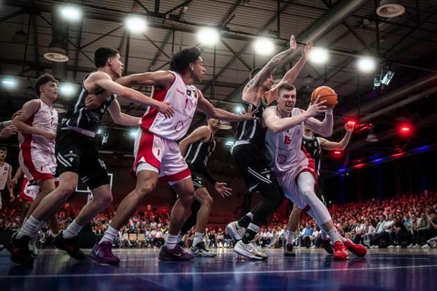 Barmer 2 Basketball Bundesliga ProB Rheinstars Koeln vs Dragons Rhöndorf, 12 04 25 Bjorn Rohwer Center, RheinStars Cologne, 15 , left r1 Cologne, 12 04 25 Barmer 2 Basketball Bundesliga ProB Rheinstars Koeln vs Dragons Rhöndorf at Motor World in Cologne Copyright: xBEAUTIFULxSPORTS AxelxKohringx