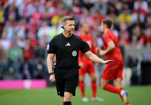 Football, Men, Bundesliga, Season 2024 2025, FC Bayern Munich Borussia Dortmund, Allianz Arena Referee Tobias Welz, raises his left arm DFB, DFL regulations prohibit any use of photographs as image sequences and or quasi video