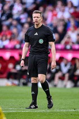 Referee Tobias Welz Looks on during the Bundesliga match between FC Bayern München and Borussia Dortmund, Allianz Arena on April 12, 2025 in Munich, Germany Photo by Harry Langer DeFodi Images Referee Tobias Welz Looks on during the Bundesliga match between FC Bayern München and Borussia Dortmund at Allianz Arena on April 12, 2025 in Munich, Germany Photo by Harry Langer DeFodi Images DFL regulations prohibit any use of photographs as image sequences and or quasi video Photo by Harry Langer DeFodi Images DFL regulations prohibit any use of photographs as image sequences and or quasi video