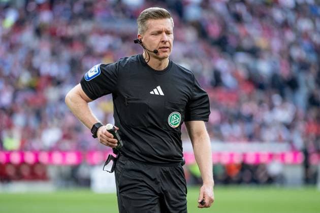 Tobias Welz Referee approaches the spray with the spray bottle GER, FC Bayern Muenchen vs BV Borussia Dortmund 09, Football, Bundesliga, Matchday 29, Season 2024 2025, 12 04 2025 DFL DFB REGULATIONS PROHIBIT ANY USE OF PHOTOGRAPHS as IMAGE SEQUENCES and or QUASI VIDEO GER, FC Bayern Muenchen vs BV Borussia Dortmund 09, Football, Bundesliga, Matchday 29, Season 2024 2025, 12 04 2025 Muenchen Copyright: xEibner-Pressefoto HeikexFeinerx EP_HFR