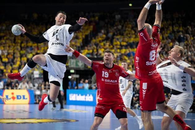DHB Cup Lidl F4 Final THW Kiel MT Melsungen Cologne, 13 04 2025 Domagoj Duvnjak THW Kiel, center back, 4 Elcar Örn Jonsson MT Melsungen, center back, 19 DHB Cup Lidl F4 Final THW Kiel MT Melsungen on 13 04 2025 at the Lanxessarena in Cologne Germany Copyright: xBEAUTIFULxSPORTS AndreasxDickx