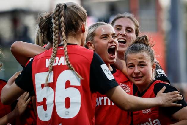 Womens Soccer Bundesliga Bayer 04 Leverkusen 1 FC Köln, 14 04 2025 Goal celebration after the equalizer by Cornelia Kramer Bayer 04 Leverkusen, 7 , center Bayer 04 Leverkusen 1 FC Köln on matchday 19 of the Google Pixel Womens Bundesliga on 14 04 2025 at Ulrich Haberland Stadium in Leverkusen North Rhine-Westphalia DFL REGULATIONS PROHIBIT ANY USE OF PHOTOGRAPHS AS IMAGE SEQUENCES AND OR QUASI VIDEO Copyright: xBEAUTIFULxSPORTS AxelxKohringx