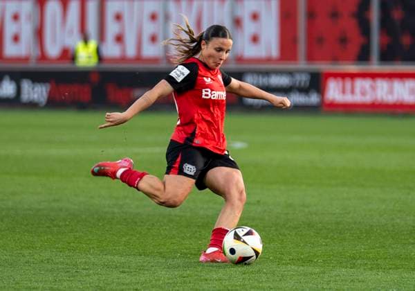Estrella Merino Gonzalez Bayer 04 Leverkusen, 20 with a shot 14 04 2025, Bayer Leverkusen 1 FC Köln, Fußball, Google Pixel Frauen Bundesliga, GER, Leverkusen, Ulrich Haberland Stadion, Saison 24 25, 19 Spieltag DFL regulations prohibit any use of photographs as image sequences and or quasi video Copyright: HMBxMedia xMarcoxBader