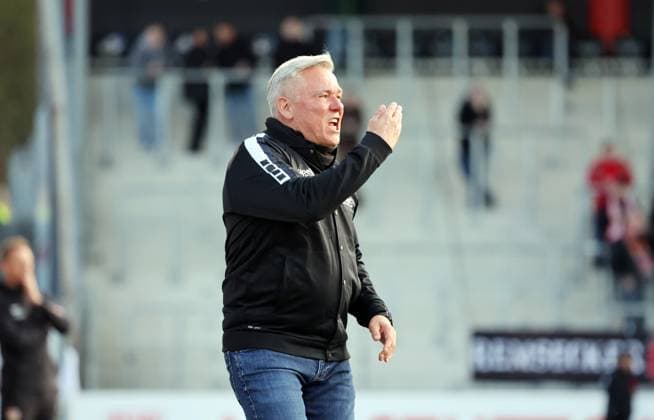 09 04 25 VfB Stuttgart II FC Viktoria Köln 1904 Germany, Großaspach, 09 04 2025, Football, 3 Liga, VfB Stuttgart II FC Viktoria Köln 1904 Olaf Janßen Coach FC Viktoria Köln 1904